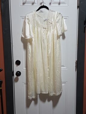 Apostrophe Cream Lace-Trim Chemise Gown And Robe Made By Sears Vintage Size Sm